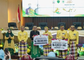 Gubernur Sulsel Serahkan Bantuan Miliaran di HUT Barru, Perkuat Sinergi Pembangunan Daerah