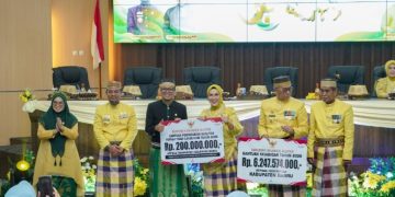 Gubernur Sulsel Serahkan Bantuan Miliaran di HUT Barru, Perkuat Sinergi Pembangunan Daerah