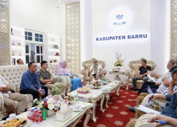 Barru – Bupati Barru A. Ina Kartika Sari, SH. M. Si  memimpin rapat bersama Tim Gugus Tugas Kabupaten Layak Anak (KLA) Kabupaten Barru yang berlangsung di Rumah Jabatan Bupati, Senin (27/4/2026).  Dalam arahannya, Bupati menegaskan komitmen kuat Pemerintah Kabupaten Barru dalam mewujudkan daerah yang ramah  anak. Ia meminta seluruh tim gugus tugas untuk memberikan atensi dan perhatian serius terhadap proses penilaian KLA tahun ini, dengan memastikan setiap indikator terpenuhi secara optimal dan berkelanjutan.  Secara khusus, Bupati yang turut didampingi Plh. Sekda A. Syarifuddin mengingatkan bahwa waktu penilaian mandiri tersisa tiga hari, sementara posisi Kabupaten Barru saat ini masih berada pada urutan ke-6 dengan nilai 804,81. Kondisi tersebut, menurutnya, harus menjadi pemacu semangat bagi seluruh tim untuk bekerja lebih cepat, tepat, dan terkoordinasi.  “Sisa waktu tiga hari ini harus benar-benar dimaksimalkan. Tidak ada lagi waktu untuk menunda. Semua OPD terkait harus bergerak cepat melengkapi data dukung dan memastikan indikator yang belum terpenuhi segera dituntaskan,” tegasnya.  Ia juga menekankan bahwa capaian KLA bukan sekadar target administratif, melainkan wujud nyata keberpihakan pemerintah terhadap perlindungan dan pemenuhan hak-hak anak.   Sebagai Bupati perempuan, ia menegaskan komitmennya untuk terus mendorong kebijakan yang berpihak dan berkelanjutan bagi anak dan perempuan di Kabupaten Barru.  Rapat tersebut turut membahas langkah-langkah percepatan, penguatan koordinasi lintas sektor, serta evaluasi capaian indikator KLA guna mendorong Kabupaten Barru meraih hasil terbaik dalam penilaian tahun ini.