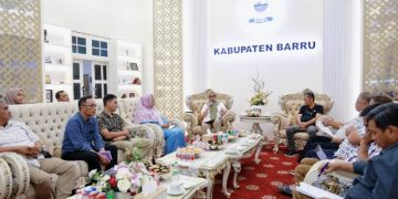 Barru – Bupati Barru A. Ina Kartika Sari, SH. M. Si  memimpin rapat bersama Tim Gugus Tugas Kabupaten Layak Anak (KLA) Kabupaten Barru yang berlangsung di Rumah Jabatan Bupati, Senin (27/4/2026).  Dalam arahannya, Bupati menegaskan komitmen kuat Pemerintah Kabupaten Barru dalam mewujudkan daerah yang ramah  anak. Ia meminta seluruh tim gugus tugas untuk memberikan atensi dan perhatian serius terhadap proses penilaian KLA tahun ini, dengan memastikan setiap indikator terpenuhi secara optimal dan berkelanjutan.  Secara khusus, Bupati yang turut didampingi Plh. Sekda A. Syarifuddin mengingatkan bahwa waktu penilaian mandiri tersisa tiga hari, sementara posisi Kabupaten Barru saat ini masih berada pada urutan ke-6 dengan nilai 804,81. Kondisi tersebut, menurutnya, harus menjadi pemacu semangat bagi seluruh tim untuk bekerja lebih cepat, tepat, dan terkoordinasi.  “Sisa waktu tiga hari ini harus benar-benar dimaksimalkan. Tidak ada lagi waktu untuk menunda. Semua OPD terkait harus bergerak cepat melengkapi data dukung dan memastikan indikator yang belum terpenuhi segera dituntaskan,” tegasnya.  Ia juga menekankan bahwa capaian KLA bukan sekadar target administratif, melainkan wujud nyata keberpihakan pemerintah terhadap perlindungan dan pemenuhan hak-hak anak.   Sebagai Bupati perempuan, ia menegaskan komitmennya untuk terus mendorong kebijakan yang berpihak dan berkelanjutan bagi anak dan perempuan di Kabupaten Barru.  Rapat tersebut turut membahas langkah-langkah percepatan, penguatan koordinasi lintas sektor, serta evaluasi capaian indikator KLA guna mendorong Kabupaten Barru meraih hasil terbaik dalam penilaian tahun ini.