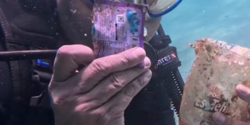 Kapolres Barru Tunjukkan Kepedulian Lingkungan, Bersihkan Sampah Plastik Saat Penyelaman di Perairan Pulau Dutungan
