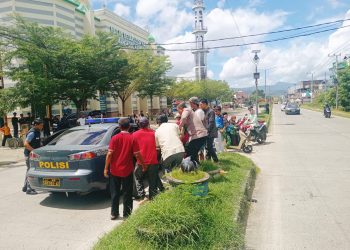 Kapolsek Soppeng Riaja Sigap Evakuasi Korban Lakalantas di Mangkoso**