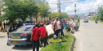 Kapolsek Soppeng Riaja Sigap Evakuasi Korban Lakalantas di Mangkoso**