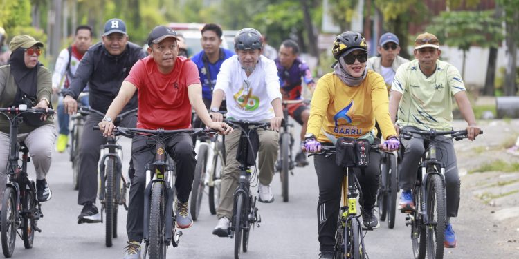 Bupati Barru Gowes Keliling Kota Saat CFD, Pantau Infrastruktur dan Sapa Warga