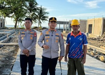 KAPOLRES BARRU TINJAU PEMBANGUNAN KAMPUNG NELAYAN DI MATENE, PASTIKAN KEAMANAN DAN KELANCARAN PROYEK