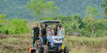 Bupati dan Wabup Barru Tanam Perdana Bibit Jagung Unggul JJ UH 01 di Desa Galung