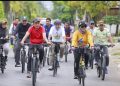 Barru – Suasana Car Free Day (CFD) di Kabupaten Barru, terasa lebih semarak dari biasanya. Di tengah masyarakat yang menikmati udara pagi dan aktivitas olahraga, Bupati Barru Andi Ina Kartika Sari, S.H., M.Si., tampak berbaur bersama warga dengan bersepeda mengelilingi sejumlah ruas jalan dalam kota Barru, Minggu pagi, 10/5/2026  Dengan mengenakan pakaian olahraga santai, Bupati memanfaatkan momentum CFD bukan hanya untuk menjaga kebugaran, tetapi juga memantau langsung kondisi infrastruktur jalan dan fasilitas umum di beberapa titik. Sesekali ia memperlambat laju sepedanya untuk melihat kondisi jalan, drainase, hingga kebersihan lingkungan.  Dalam kegiatan tersebut, Bupati turut didampingi Sekretaris Daerah Kabupaten Barru, Ketua PMI Barru, serta beberapa pimpinan OPD lingkup Pemerintah Kabupaten Barru yang ikut bersepeda bersama menyusuri kawasan kota.  Sepanjang perjalanan, warga tampak antusias menyapa dan dan tak sedikit minta berfoto bersama. Kehadiran Bupati dan jajaran pemerintah daerah di tengah masyarakat menghadirkan suasana hangat dan penuh kedekatan tanpa sekat formalitas.  “Kalau melihat langsung seperti ini, kita bisa mengetahui apa yang masih perlu dibenahi demi kenyamanan masyarakat,” ujar Bupati di sela kegiatan.  Usai bersepeda keliling kota, kegiatan dilanjutkan dengan senam sehat bersama masyarakat di kawasan Alun-Alun Colliq Pujie. Ratusan warga dari berbagai kalangan tampak antusias mengikuti gerakan senam dengan penuh semangat dan keceriaan.  Suasana pagi itu terasa begitu hidup. Anak-anak, pemuda, hingga para orang tua larut dalam kebersamaan sambil menikmati suasana CFD yang dipenuhi semangat hidup sehat.  Bupati Andi Ina juga tampak beberapa kali menyapa warga dan berbincang santai di sela kegiatan. Menurutnya, CFD bukan hanya ruang olahraga, tetapi juga menjadi wadah mempererat kebersamaan antara pemerintah dan masyarakat.  “Kegiatan seperti ini penting untuk membangun budaya hidup sehat sekaligus memperkuat kedekatan dengan masyarakat,” katanya.  Penanggung jawab kegiatan CFD Minggu ini Kadis Parekrafpora, Dr. H. Muh. Syukri, SKM. M. Kes, mengatakan, kegiatan CFD di Barru sendiri terus mendapat respons positif dari masyarakat karena selain menjadi ruang olahraga dan rekreasi keluarga, juga menghadirkan suasana kota yang lebih hidup, tertib, dan ramah bagi warga di akhir pekan.