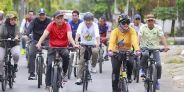 Barru – Suasana Car Free Day (CFD) di Kabupaten Barru, terasa lebih semarak dari biasanya. Di tengah masyarakat yang menikmati udara pagi dan aktivitas olahraga, Bupati Barru Andi Ina Kartika Sari, S.H., M.Si., tampak berbaur bersama warga dengan bersepeda mengelilingi sejumlah ruas jalan dalam kota Barru, Minggu pagi, 10/5/2026  Dengan mengenakan pakaian olahraga santai, Bupati memanfaatkan momentum CFD bukan hanya untuk menjaga kebugaran, tetapi juga memantau langsung kondisi infrastruktur jalan dan fasilitas umum di beberapa titik. Sesekali ia memperlambat laju sepedanya untuk melihat kondisi jalan, drainase, hingga kebersihan lingkungan.  Dalam kegiatan tersebut, Bupati turut didampingi Sekretaris Daerah Kabupaten Barru, Ketua PMI Barru, serta beberapa pimpinan OPD lingkup Pemerintah Kabupaten Barru yang ikut bersepeda bersama menyusuri kawasan kota.  Sepanjang perjalanan, warga tampak antusias menyapa dan dan tak sedikit minta berfoto bersama. Kehadiran Bupati dan jajaran pemerintah daerah di tengah masyarakat menghadirkan suasana hangat dan penuh kedekatan tanpa sekat formalitas.  “Kalau melihat langsung seperti ini, kita bisa mengetahui apa yang masih perlu dibenahi demi kenyamanan masyarakat,” ujar Bupati di sela kegiatan.  Usai bersepeda keliling kota, kegiatan dilanjutkan dengan senam sehat bersama masyarakat di kawasan Alun-Alun Colliq Pujie. Ratusan warga dari berbagai kalangan tampak antusias mengikuti gerakan senam dengan penuh semangat dan keceriaan.  Suasana pagi itu terasa begitu hidup. Anak-anak, pemuda, hingga para orang tua larut dalam kebersamaan sambil menikmati suasana CFD yang dipenuhi semangat hidup sehat.  Bupati Andi Ina juga tampak beberapa kali menyapa warga dan berbincang santai di sela kegiatan. Menurutnya, CFD bukan hanya ruang olahraga, tetapi juga menjadi wadah mempererat kebersamaan antara pemerintah dan masyarakat.  “Kegiatan seperti ini penting untuk membangun budaya hidup sehat sekaligus memperkuat kedekatan dengan masyarakat,” katanya.  Penanggung jawab kegiatan CFD Minggu ini Kadis Parekrafpora, Dr. H. Muh. Syukri, SKM. M. Kes, mengatakan, kegiatan CFD di Barru sendiri terus mendapat respons positif dari masyarakat karena selain menjadi ruang olahraga dan rekreasi keluarga, juga menghadirkan suasana kota yang lebih hidup, tertib, dan ramah bagi warga di akhir pekan.