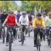 Barru – Suasana Car Free Day (CFD) di Kabupaten Barru, terasa lebih semarak dari biasanya. Di tengah masyarakat yang menikmati udara pagi dan aktivitas olahraga, Bupati Barru Andi Ina Kartika Sari, S.H., M.Si., tampak berbaur bersama warga dengan bersepeda mengelilingi sejumlah ruas jalan dalam kota Barru, Minggu pagi, 10/5/2026  Dengan mengenakan pakaian olahraga santai, Bupati memanfaatkan momentum CFD bukan hanya untuk menjaga kebugaran, tetapi juga memantau langsung kondisi infrastruktur jalan dan fasilitas umum di beberapa titik. Sesekali ia memperlambat laju sepedanya untuk melihat kondisi jalan, drainase, hingga kebersihan lingkungan.  Dalam kegiatan tersebut, Bupati turut didampingi Sekretaris Daerah Kabupaten Barru, Ketua PMI Barru, serta beberapa pimpinan OPD lingkup Pemerintah Kabupaten Barru yang ikut bersepeda bersama menyusuri kawasan kota.  Sepanjang perjalanan, warga tampak antusias menyapa dan dan tak sedikit minta berfoto bersama. Kehadiran Bupati dan jajaran pemerintah daerah di tengah masyarakat menghadirkan suasana hangat dan penuh kedekatan tanpa sekat formalitas.  “Kalau melihat langsung seperti ini, kita bisa mengetahui apa yang masih perlu dibenahi demi kenyamanan masyarakat,” ujar Bupati di sela kegiatan.  Usai bersepeda keliling kota, kegiatan dilanjutkan dengan senam sehat bersama masyarakat di kawasan Alun-Alun Colliq Pujie. Ratusan warga dari berbagai kalangan tampak antusias mengikuti gerakan senam dengan penuh semangat dan keceriaan.  Suasana pagi itu terasa begitu hidup. Anak-anak, pemuda, hingga para orang tua larut dalam kebersamaan sambil menikmati suasana CFD yang dipenuhi semangat hidup sehat.  Bupati Andi Ina juga tampak beberapa kali menyapa warga dan berbincang santai di sela kegiatan. Menurutnya, CFD bukan hanya ruang olahraga, tetapi juga menjadi wadah mempererat kebersamaan antara pemerintah dan masyarakat.  “Kegiatan seperti ini penting untuk membangun budaya hidup sehat sekaligus memperkuat kedekatan dengan masyarakat,” katanya.  Penanggung jawab kegiatan CFD Minggu ini Kadis Parekrafpora, Dr. H. Muh. Syukri, SKM. M. Kes, mengatakan, kegiatan CFD di Barru sendiri terus mendapat respons positif dari masyarakat karena selain menjadi ruang olahraga dan rekreasi keluarga, juga menghadirkan suasana kota yang lebih hidup, tertib, dan ramah bagi warga di akhir pekan.