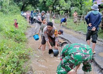Gotong Royong Perbaiki Jalan Desa Lasitae, Bhabinkamtibmas Polsek Tanete Rilau Turun Langsung Dampingi Warga