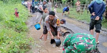 Gotong Royong Perbaiki Jalan Desa Lasitae, Bhabinkamtibmas Polsek Tanete Rilau Turun Langsung Dampingi Warga