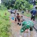 Gotong Royong Perbaiki Jalan Desa Lasitae, Bhabinkamtibmas Polsek Tanete Rilau Turun Langsung Dampingi Warga