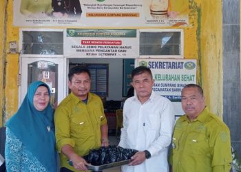 Lurah Sumpang Binangae Salurkan Bibit Cabai ke Ketua RW Dukung Ketahanan Pangan