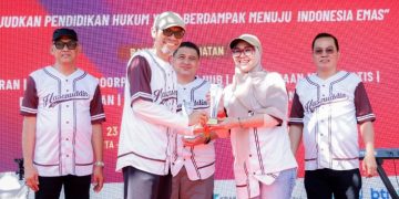 Bupati Barru Andi Ina Terima Hasanuddin Law School Award di Dies Natalis FH Unhas ke-74