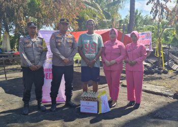 Kapolsek Balusu Bersama Bhayangkari Salurkan Bantuan untuk Korban Kebakaran di Desa Lampoko