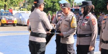 Sigap Selamatkan Nelayan Korban Perahu Terbalik, Dua Anggota Polsek Balusu DigANJAR Penghargaan