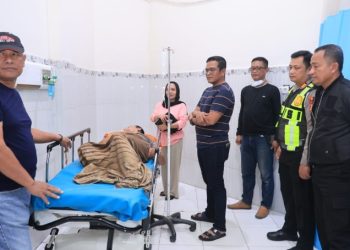 Saat Amankan Evakuasi Pohon Tumbang, Bhabinkamtibmas Polsek Soppeng Riaja Ditabrak Mobil