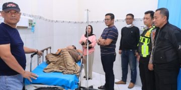 Saat Amankan Evakuasi Pohon Tumbang, Bhabinkamtibmas Polsek Soppeng Riaja Ditabrak Mobil