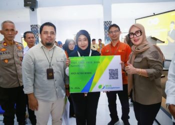 Barru– Bupati Barru Andi Ina Kartika Sari mengajak seluruh jajaran pemerintah, pelaku usaha, dan masyarakat mendukung penuh pelaksanaan Sensus Ekonomi (SE) 2026.   Ajakan itu disampaikan saat Pencanangan SE 2026 di Aula Kantor Bapperida Barru, Sabtu, 13/6/2026.  Bupati menegaskan, data akurat adalah fondasi utama pembangunan di tengah dinamika ekonomi yang terus berubah. Data berkualitas dibutuhkan untuk menyusun perencanaan, memperkuat UMKM, menarik investasi, menciptakan lapangan kerja, dan meningkatkan kesejahteraan masyarakat.  “Sensus Ekonomi 2026 bukan sekadar angka statistik. Ini kompas pembangunan ekonomi daerah agar kebijakan tepat sasaran dan memberi dampak nyata bagi masyarakat,” tegas Andi Ina.  Ia menyebut, Kabupaten Barru mencatat pertumbuhan ekonomi 7,46% pada triwulan I 2026, lebih tinggi dari rata-rata nasional dan Provinsi Sulawesi Selatan. Karena itu, fondasi data yang kuat dibutuhkan untuk menjaga momentum pertumbuhan tersebut.  Bupati meminta OPD, camat, lurah, kepala desa, serta pelaku usaha bersinergi dengan BPS. Masyarakat diimbau menerima petugas sensus dan memberikan informasi benar serta lengkap. Ia menekankan kerahasiaan data dijamin undang-undang.  “Dengan semangat _Siri’ na Pacce_, mari bersama menyukseskan Sensus Ekonomi 2026. Demi data lebih baik, kebijakan lebih tepat, dan pembangunan yang menyejahterakan Barru,” ujarnya.  Sebelumnya, Kepala BPS Kabupaten Barru Arif Miftahudin melaporkan seluruh persiapan SE 2026 telah rampung. BPS telah melakukan audiensi, koordinasi, dan sosialisasi bersama Pemkab, instansi vertikal, dunia usaha, akademisi, hingga mitra strategis.  BPS mengapresiasi dukungan Pemkab Barru melalui surat edaran, publikasi media, videotron, dan fasilitasi kegiatan. Program Ngisi Bareng (NGIBAR) untuk pendataan usaha besar dan menengah juga telah berjalan. Hingga kini 7 kegiatan NGIBAR terlaksana dengan 55 pelaku usaha terlibat.  Untuk pendataan lapangan, BPS Barru merekrut 187 petugas: 23 pengawas dan 164 petugas lapangan. Seluruhnya telah mengikuti pelatihan teknis dan mendapat perlindungan BPJS Ketenagakerjaan.  Pendataan usaha door to door akan berlangsung di seluruh wilayah Barru mulai 15 Juni hingga 31 Agustus 2026.  “Barru siap melaksanakan Sensus Ekonomi 2026. Ini bukan hanya tugas BPS, tetapi upaya bersama menyediakan data berkualitas sebagai fondasi pembangunan daerah yang tepat sasaran,” tegas Arif.