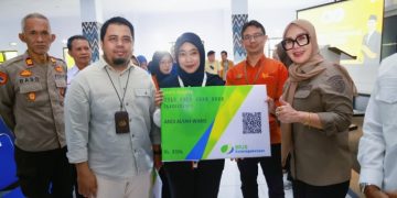 Barru– Bupati Barru Andi Ina Kartika Sari mengajak seluruh jajaran pemerintah, pelaku usaha, dan masyarakat mendukung penuh pelaksanaan Sensus Ekonomi (SE) 2026.   Ajakan itu disampaikan saat Pencanangan SE 2026 di Aula Kantor Bapperida Barru, Sabtu, 13/6/2026.  Bupati menegaskan, data akurat adalah fondasi utama pembangunan di tengah dinamika ekonomi yang terus berubah. Data berkualitas dibutuhkan untuk menyusun perencanaan, memperkuat UMKM, menarik investasi, menciptakan lapangan kerja, dan meningkatkan kesejahteraan masyarakat.  “Sensus Ekonomi 2026 bukan sekadar angka statistik. Ini kompas pembangunan ekonomi daerah agar kebijakan tepat sasaran dan memberi dampak nyata bagi masyarakat,” tegas Andi Ina.  Ia menyebut, Kabupaten Barru mencatat pertumbuhan ekonomi 7,46% pada triwulan I 2026, lebih tinggi dari rata-rata nasional dan Provinsi Sulawesi Selatan. Karena itu, fondasi data yang kuat dibutuhkan untuk menjaga momentum pertumbuhan tersebut.  Bupati meminta OPD, camat, lurah, kepala desa, serta pelaku usaha bersinergi dengan BPS. Masyarakat diimbau menerima petugas sensus dan memberikan informasi benar serta lengkap. Ia menekankan kerahasiaan data dijamin undang-undang.  “Dengan semangat _Siri’ na Pacce_, mari bersama menyukseskan Sensus Ekonomi 2026. Demi data lebih baik, kebijakan lebih tepat, dan pembangunan yang menyejahterakan Barru,” ujarnya.  Sebelumnya, Kepala BPS Kabupaten Barru Arif Miftahudin melaporkan seluruh persiapan SE 2026 telah rampung. BPS telah melakukan audiensi, koordinasi, dan sosialisasi bersama Pemkab, instansi vertikal, dunia usaha, akademisi, hingga mitra strategis.  BPS mengapresiasi dukungan Pemkab Barru melalui surat edaran, publikasi media, videotron, dan fasilitasi kegiatan. Program Ngisi Bareng (NGIBAR) untuk pendataan usaha besar dan menengah juga telah berjalan. Hingga kini 7 kegiatan NGIBAR terlaksana dengan 55 pelaku usaha terlibat.  Untuk pendataan lapangan, BPS Barru merekrut 187 petugas: 23 pengawas dan 164 petugas lapangan. Seluruhnya telah mengikuti pelatihan teknis dan mendapat perlindungan BPJS Ketenagakerjaan.  Pendataan usaha door to door akan berlangsung di seluruh wilayah Barru mulai 15 Juni hingga 31 Agustus 2026.  “Barru siap melaksanakan Sensus Ekonomi 2026. Ini bukan hanya tugas BPS, tetapi upaya bersama menyediakan data berkualitas sebagai fondasi pembangunan daerah yang tepat sasaran,” tegas Arif.