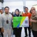 Barru– Bupati Barru Andi Ina Kartika Sari mengajak seluruh jajaran pemerintah, pelaku usaha, dan masyarakat mendukung penuh pelaksanaan Sensus Ekonomi (SE) 2026.   Ajakan itu disampaikan saat Pencanangan SE 2026 di Aula Kantor Bapperida Barru, Sabtu, 13/6/2026.  Bupati menegaskan, data akurat adalah fondasi utama pembangunan di tengah dinamika ekonomi yang terus berubah. Data berkualitas dibutuhkan untuk menyusun perencanaan, memperkuat UMKM, menarik investasi, menciptakan lapangan kerja, dan meningkatkan kesejahteraan masyarakat.  “Sensus Ekonomi 2026 bukan sekadar angka statistik. Ini kompas pembangunan ekonomi daerah agar kebijakan tepat sasaran dan memberi dampak nyata bagi masyarakat,” tegas Andi Ina.  Ia menyebut, Kabupaten Barru mencatat pertumbuhan ekonomi 7,46% pada triwulan I 2026, lebih tinggi dari rata-rata nasional dan Provinsi Sulawesi Selatan. Karena itu, fondasi data yang kuat dibutuhkan untuk menjaga momentum pertumbuhan tersebut.  Bupati meminta OPD, camat, lurah, kepala desa, serta pelaku usaha bersinergi dengan BPS. Masyarakat diimbau menerima petugas sensus dan memberikan informasi benar serta lengkap. Ia menekankan kerahasiaan data dijamin undang-undang.  “Dengan semangat _Siri’ na Pacce_, mari bersama menyukseskan Sensus Ekonomi 2026. Demi data lebih baik, kebijakan lebih tepat, dan pembangunan yang menyejahterakan Barru,” ujarnya.  Sebelumnya, Kepala BPS Kabupaten Barru Arif Miftahudin melaporkan seluruh persiapan SE 2026 telah rampung. BPS telah melakukan audiensi, koordinasi, dan sosialisasi bersama Pemkab, instansi vertikal, dunia usaha, akademisi, hingga mitra strategis.  BPS mengapresiasi dukungan Pemkab Barru melalui surat edaran, publikasi media, videotron, dan fasilitasi kegiatan. Program Ngisi Bareng (NGIBAR) untuk pendataan usaha besar dan menengah juga telah berjalan. Hingga kini 7 kegiatan NGIBAR terlaksana dengan 55 pelaku usaha terlibat.  Untuk pendataan lapangan, BPS Barru merekrut 187 petugas: 23 pengawas dan 164 petugas lapangan. Seluruhnya telah mengikuti pelatihan teknis dan mendapat perlindungan BPJS Ketenagakerjaan.  Pendataan usaha door to door akan berlangsung di seluruh wilayah Barru mulai 15 Juni hingga 31 Agustus 2026.  “Barru siap melaksanakan Sensus Ekonomi 2026. Ini bukan hanya tugas BPS, tetapi upaya bersama menyediakan data berkualitas sebagai fondasi pembangunan daerah yang tepat sasaran,” tegas Arif.
