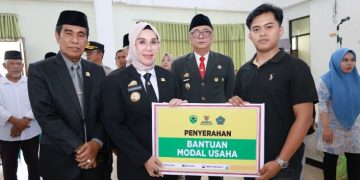 Bupati Andi Ina Serahkan Bantuan BAZNAS untuk 1.185 Penerima Manfaat di Barru
