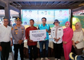 Bupati Barru dan Kapolres Lepas Tukik di Pantai Cillelang, Gaungkan Pelestarian Penyu