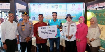 Bupati Barru dan Kapolres Lepas Tukik di Pantai Cillelang, Gaungkan Pelestarian Penyu