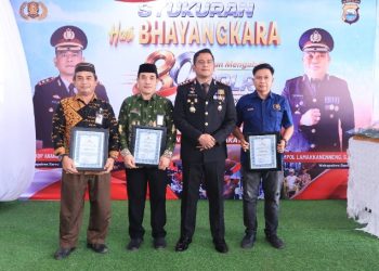 Kapolres Barru Beri Penghargaan kepada Ketua PWI pada Syukuran Hari Bhayangkara ke-80