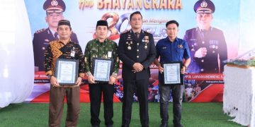Kapolres Barru Beri Penghargaan kepada Ketua PWI pada Syukuran Hari Bhayangkara ke-80