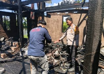 Respons Cepat Polri, Kebakaran Rumah Panggung di Tanete Rilau Berhasil Dipadamkan