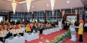 Sri Suparni Bahlil Serahkan Bantuan Listrik dan PJUTS untuk Warga Barru, Bupati Andi Ina Ajukan Perluasan Jaringan