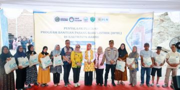 Sri Suparni Bahlil dan Bupati Andi Ina Nyalakan Listrik Perdana BPBL di Desa Siawung