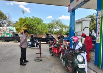 Polres Barru Pastikan Ketersediaan BBM Aman, Personel Polsek Barru Cek Stok di SPBU Siawung