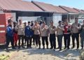 Polsek Soppeng Riaja Bersama Damkar dan Warga Padamkan Kebakaran Lahan Pemda di Desa Siddo