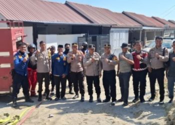 Polsek Soppeng Riaja Bersama Damkar dan Warga Padamkan Kebakaran Lahan Pemda di Desa Siddo