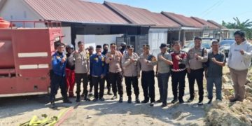 Polsek Soppeng Riaja Bersama Damkar dan Warga Padamkan Kebakaran Lahan Pemda di Desa Siddo