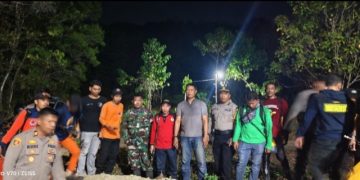 Medan Terjal, Tim Gabungan Rela Mendaki Gunung Padamkan Karhutla di Barru