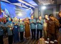 Makassar – Bupati Barru, Andi Ina Kartika Sari, menghadiri Rapat Kerja dan Koordinasi Nasional (Rakerkornas) XXXV Asosiasi Pengusaha Indonesia (APINDO) yang digelar di Claro Makassar, Selasa (4/8/2026).  Kehadiran Bupati menjadi wujud komitmen Pemerintah Kabupaten Barru dalam memperkuat sinergi dengan dunia usaha guna mendorong pertumbuhan ekonomi daerah melalui peningkatan investasi.  Dalam keterangannya, Bupati Andi Ina mengajak APINDO untuk memperkuat kolaborasi dengan pemerintah daerah dalam mengoptimalkan potensi unggulan yang dimiliki masing-masing wilayah. Menurutnya, percepatan pembangunan ekonomi tidak dapat hanya mengandalkan peran pemerintah, tetapi memerlukan dukungan dan keterlibatan aktif dunia usaha sebagai mitra strategis.  “Pertumbuhan ekonomi itu tidak bisa hanya pemerintah saja. Kita membutuhkan peran organisasi maupun lembaga lain, termasuk APINDO. Bagi saya, pertumbuhan ekonomi itu pasti ada APINDO di dalamnya, karena usaha tidak lepas dari para pengusaha,” ujar Andi Ina.  Bupati menilai APINDO memiliki peran strategis sebagai wadah para pelaku usaha dalam membuka peluang investasi di berbagai daerah. Oleh karena itu, ia berharap APINDO semakin aktif membangun komunikasi, kemitraan, dan kolaborasi dengan pemerintah kabupaten maupun kota.  “APINDO harus hadir ke daerah-daerah, membawa semangat kerja sama dan melihat langsung potensi yang dimiliki setiap daerah. Kami berharap APINDO bertransformasi dan menjemput bola untuk bersinergi dengan para kepala daerah dalam mengembangkan sektor usaha,” tambahnya.  Lebih lanjut, Andi Ina menyebutkan sejumlah potensi unggulan Kabupaten Barru yang layak menjadi tujuan investasi, di antaranya sektor perkebunan, hortikultura, perikanan, kelautan, dan pariwisata. Salah satu komoditas yang terus dikembangkan adalah kopi, yang didukung oleh kondisi geografis kawasan dataran tinggi Barru sehingga berpotensi menghasilkan kopi berkualitas.  Selain itu, Kabupaten Barru juga dikenal sebagai penghasil nanas madu. Menurutnya, pengembangan komoditas tersebut masih didominasi pada sektor hulu sehingga diperlukan investasi untuk mendorong hilirisasi melalui pembangunan industri pengolahan.  “Kami berharap ada investor yang masuk sehingga hilirisasi bisa berjalan. Nantinya ada pabrik yang mengolah hasil nanas menjadi produk siap jual sehingga nilai tambahnya dapat dinikmati masyarakat,” jelasnya.  Di sektor kelautan, Kabupaten Barru memiliki garis pantai sepanjang kurang lebih 78 kilometer yang menyimpan potensi besar bagi pengembangan industri perikanan dan ekonomi maritim. Potensi tersebut dinilai mampu memberikan kontribusi signifikan terhadap pertumbuhan ekonomi daerah.  Bupati juga menegaskan bahwa Kabupaten Barru memiliki keunggulan berupa kekayaan sumber daya alam yang lengkap.  “Barru itu tiga dimensi. Kami punya darat, laut, dan pegunungan. Potensi pertanian, perkebunan, perikanan hingga pariwisata semuanya tersedia,” ungkapnya.  Pada sektor pariwisata, Pemerintah Kabupaten Barru saat ini tengah mengembangkan kawasan wisata bahari di Bojo yang diproyeksikan menjadi salah satu destinasi unggulan Sulawesi Selatan melalui konsep JBL (Jimbaran Barru Lapakaka).  “Mimpi saya menjadikan kawasan itu sebagai JBL, Jimbaran Barru Lapakaka. Jadi orang tidak perlu jauh-jauh ke Bali, cukup datang ke Barru menikmati wisata bahari. Memang semuanya masih berproses,” tuturnya.  Menutup keterangannya, Bupati Barru kembali mengajak APINDO untuk terus memperkuat sinergi dengan pemerintah daerah agar potensi investasi di setiap daerah dapat berkembang menjadi kekuatan ekonomi baru yang mampu meningkatkan kesejahteraan masyarakat.  “Sinergi antara pemerintah daerah dan APINDO harus terus diperkuat agar seluruh potensi yang dimiliki daerah dapat berkembang menjadi kekuatan ekonomi yang mampu meningkatkan kesejahteraan masyarakat,” pungkasnya.