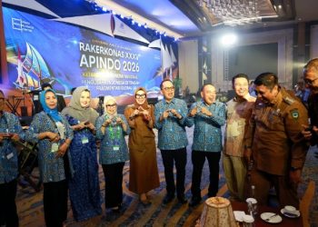 Makassar – Bupati Barru, Andi Ina Kartika Sari, menghadiri Rapat Kerja dan Koordinasi Nasional (Rakerkornas) XXXV Asosiasi Pengusaha Indonesia (APINDO) yang digelar di Claro Makassar, Selasa (4/8/2026).  Kehadiran Bupati menjadi wujud komitmen Pemerintah Kabupaten Barru dalam memperkuat sinergi dengan dunia usaha guna mendorong pertumbuhan ekonomi daerah melalui peningkatan investasi.  Dalam keterangannya, Bupati Andi Ina mengajak APINDO untuk memperkuat kolaborasi dengan pemerintah daerah dalam mengoptimalkan potensi unggulan yang dimiliki masing-masing wilayah. Menurutnya, percepatan pembangunan ekonomi tidak dapat hanya mengandalkan peran pemerintah, tetapi memerlukan dukungan dan keterlibatan aktif dunia usaha sebagai mitra strategis.  “Pertumbuhan ekonomi itu tidak bisa hanya pemerintah saja. Kita membutuhkan peran organisasi maupun lembaga lain, termasuk APINDO. Bagi saya, pertumbuhan ekonomi itu pasti ada APINDO di dalamnya, karena usaha tidak lepas dari para pengusaha,” ujar Andi Ina.  Bupati menilai APINDO memiliki peran strategis sebagai wadah para pelaku usaha dalam membuka peluang investasi di berbagai daerah. Oleh karena itu, ia berharap APINDO semakin aktif membangun komunikasi, kemitraan, dan kolaborasi dengan pemerintah kabupaten maupun kota.  “APINDO harus hadir ke daerah-daerah, membawa semangat kerja sama dan melihat langsung potensi yang dimiliki setiap daerah. Kami berharap APINDO bertransformasi dan menjemput bola untuk bersinergi dengan para kepala daerah dalam mengembangkan sektor usaha,” tambahnya.  Lebih lanjut, Andi Ina menyebutkan sejumlah potensi unggulan Kabupaten Barru yang layak menjadi tujuan investasi, di antaranya sektor perkebunan, hortikultura, perikanan, kelautan, dan pariwisata. Salah satu komoditas yang terus dikembangkan adalah kopi, yang didukung oleh kondisi geografis kawasan dataran tinggi Barru sehingga berpotensi menghasilkan kopi berkualitas.  Selain itu, Kabupaten Barru juga dikenal sebagai penghasil nanas madu. Menurutnya, pengembangan komoditas tersebut masih didominasi pada sektor hulu sehingga diperlukan investasi untuk mendorong hilirisasi melalui pembangunan industri pengolahan.  “Kami berharap ada investor yang masuk sehingga hilirisasi bisa berjalan. Nantinya ada pabrik yang mengolah hasil nanas menjadi produk siap jual sehingga nilai tambahnya dapat dinikmati masyarakat,” jelasnya.  Di sektor kelautan, Kabupaten Barru memiliki garis pantai sepanjang kurang lebih 78 kilometer yang menyimpan potensi besar bagi pengembangan industri perikanan dan ekonomi maritim. Potensi tersebut dinilai mampu memberikan kontribusi signifikan terhadap pertumbuhan ekonomi daerah.  Bupati juga menegaskan bahwa Kabupaten Barru memiliki keunggulan berupa kekayaan sumber daya alam yang lengkap.  “Barru itu tiga dimensi. Kami punya darat, laut, dan pegunungan. Potensi pertanian, perkebunan, perikanan hingga pariwisata semuanya tersedia,” ungkapnya.  Pada sektor pariwisata, Pemerintah Kabupaten Barru saat ini tengah mengembangkan kawasan wisata bahari di Bojo yang diproyeksikan menjadi salah satu destinasi unggulan Sulawesi Selatan melalui konsep JBL (Jimbaran Barru Lapakaka).  “Mimpi saya menjadikan kawasan itu sebagai JBL, Jimbaran Barru Lapakaka. Jadi orang tidak perlu jauh-jauh ke Bali, cukup datang ke Barru menikmati wisata bahari. Memang semuanya masih berproses,” tuturnya.  Menutup keterangannya, Bupati Barru kembali mengajak APINDO untuk terus memperkuat sinergi dengan pemerintah daerah agar potensi investasi di setiap daerah dapat berkembang menjadi kekuatan ekonomi baru yang mampu meningkatkan kesejahteraan masyarakat.  “Sinergi antara pemerintah daerah dan APINDO harus terus diperkuat agar seluruh potensi yang dimiliki daerah dapat berkembang menjadi kekuatan ekonomi yang mampu meningkatkan kesejahteraan masyarakat,” pungkasnya.