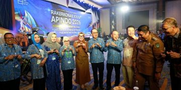 Makassar – Bupati Barru, Andi Ina Kartika Sari, menghadiri Rapat Kerja dan Koordinasi Nasional (Rakerkornas) XXXV Asosiasi Pengusaha Indonesia (APINDO) yang digelar di Claro Makassar, Selasa (4/8/2026).  Kehadiran Bupati menjadi wujud komitmen Pemerintah Kabupaten Barru dalam memperkuat sinergi dengan dunia usaha guna mendorong pertumbuhan ekonomi daerah melalui peningkatan investasi.  Dalam keterangannya, Bupati Andi Ina mengajak APINDO untuk memperkuat kolaborasi dengan pemerintah daerah dalam mengoptimalkan potensi unggulan yang dimiliki masing-masing wilayah. Menurutnya, percepatan pembangunan ekonomi tidak dapat hanya mengandalkan peran pemerintah, tetapi memerlukan dukungan dan keterlibatan aktif dunia usaha sebagai mitra strategis.  “Pertumbuhan ekonomi itu tidak bisa hanya pemerintah saja. Kita membutuhkan peran organisasi maupun lembaga lain, termasuk APINDO. Bagi saya, pertumbuhan ekonomi itu pasti ada APINDO di dalamnya, karena usaha tidak lepas dari para pengusaha,” ujar Andi Ina.  Bupati menilai APINDO memiliki peran strategis sebagai wadah para pelaku usaha dalam membuka peluang investasi di berbagai daerah. Oleh karena itu, ia berharap APINDO semakin aktif membangun komunikasi, kemitraan, dan kolaborasi dengan pemerintah kabupaten maupun kota.  “APINDO harus hadir ke daerah-daerah, membawa semangat kerja sama dan melihat langsung potensi yang dimiliki setiap daerah. Kami berharap APINDO bertransformasi dan menjemput bola untuk bersinergi dengan para kepala daerah dalam mengembangkan sektor usaha,” tambahnya.  Lebih lanjut, Andi Ina menyebutkan sejumlah potensi unggulan Kabupaten Barru yang layak menjadi tujuan investasi, di antaranya sektor perkebunan, hortikultura, perikanan, kelautan, dan pariwisata. Salah satu komoditas yang terus dikembangkan adalah kopi, yang didukung oleh kondisi geografis kawasan dataran tinggi Barru sehingga berpotensi menghasilkan kopi berkualitas.  Selain itu, Kabupaten Barru juga dikenal sebagai penghasil nanas madu. Menurutnya, pengembangan komoditas tersebut masih didominasi pada sektor hulu sehingga diperlukan investasi untuk mendorong hilirisasi melalui pembangunan industri pengolahan.  “Kami berharap ada investor yang masuk sehingga hilirisasi bisa berjalan. Nantinya ada pabrik yang mengolah hasil nanas menjadi produk siap jual sehingga nilai tambahnya dapat dinikmati masyarakat,” jelasnya.  Di sektor kelautan, Kabupaten Barru memiliki garis pantai sepanjang kurang lebih 78 kilometer yang menyimpan potensi besar bagi pengembangan industri perikanan dan ekonomi maritim. Potensi tersebut dinilai mampu memberikan kontribusi signifikan terhadap pertumbuhan ekonomi daerah.  Bupati juga menegaskan bahwa Kabupaten Barru memiliki keunggulan berupa kekayaan sumber daya alam yang lengkap.  “Barru itu tiga dimensi. Kami punya darat, laut, dan pegunungan. Potensi pertanian, perkebunan, perikanan hingga pariwisata semuanya tersedia,” ungkapnya.  Pada sektor pariwisata, Pemerintah Kabupaten Barru saat ini tengah mengembangkan kawasan wisata bahari di Bojo yang diproyeksikan menjadi salah satu destinasi unggulan Sulawesi Selatan melalui konsep JBL (Jimbaran Barru Lapakaka).  “Mimpi saya menjadikan kawasan itu sebagai JBL, Jimbaran Barru Lapakaka. Jadi orang tidak perlu jauh-jauh ke Bali, cukup datang ke Barru menikmati wisata bahari. Memang semuanya masih berproses,” tuturnya.  Menutup keterangannya, Bupati Barru kembali mengajak APINDO untuk terus memperkuat sinergi dengan pemerintah daerah agar potensi investasi di setiap daerah dapat berkembang menjadi kekuatan ekonomi baru yang mampu meningkatkan kesejahteraan masyarakat.  “Sinergi antara pemerintah daerah dan APINDO harus terus diperkuat agar seluruh potensi yang dimiliki daerah dapat berkembang menjadi kekuatan ekonomi yang mampu meningkatkan kesejahteraan masyarakat,” pungkasnya.