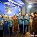 Makassar – Bupati Barru, Andi Ina Kartika Sari, menghadiri Rapat Kerja dan Koordinasi Nasional (Rakerkornas) XXXV Asosiasi Pengusaha Indonesia (APINDO) yang digelar di Claro Makassar, Selasa (4/8/2026).  Kehadiran Bupati menjadi wujud komitmen Pemerintah Kabupaten Barru dalam memperkuat sinergi dengan dunia usaha guna mendorong pertumbuhan ekonomi daerah melalui peningkatan investasi.  Dalam keterangannya, Bupati Andi Ina mengajak APINDO untuk memperkuat kolaborasi dengan pemerintah daerah dalam mengoptimalkan potensi unggulan yang dimiliki masing-masing wilayah. Menurutnya, percepatan pembangunan ekonomi tidak dapat hanya mengandalkan peran pemerintah, tetapi memerlukan dukungan dan keterlibatan aktif dunia usaha sebagai mitra strategis.  “Pertumbuhan ekonomi itu tidak bisa hanya pemerintah saja. Kita membutuhkan peran organisasi maupun lembaga lain, termasuk APINDO. Bagi saya, pertumbuhan ekonomi itu pasti ada APINDO di dalamnya, karena usaha tidak lepas dari para pengusaha,” ujar Andi Ina.  Bupati menilai APINDO memiliki peran strategis sebagai wadah para pelaku usaha dalam membuka peluang investasi di berbagai daerah. Oleh karena itu, ia berharap APINDO semakin aktif membangun komunikasi, kemitraan, dan kolaborasi dengan pemerintah kabupaten maupun kota.  “APINDO harus hadir ke daerah-daerah, membawa semangat kerja sama dan melihat langsung potensi yang dimiliki setiap daerah. Kami berharap APINDO bertransformasi dan menjemput bola untuk bersinergi dengan para kepala daerah dalam mengembangkan sektor usaha,” tambahnya.  Lebih lanjut, Andi Ina menyebutkan sejumlah potensi unggulan Kabupaten Barru yang layak menjadi tujuan investasi, di antaranya sektor perkebunan, hortikultura, perikanan, kelautan, dan pariwisata. Salah satu komoditas yang terus dikembangkan adalah kopi, yang didukung oleh kondisi geografis kawasan dataran tinggi Barru sehingga berpotensi menghasilkan kopi berkualitas.  Selain itu, Kabupaten Barru juga dikenal sebagai penghasil nanas madu. Menurutnya, pengembangan komoditas tersebut masih didominasi pada sektor hulu sehingga diperlukan investasi untuk mendorong hilirisasi melalui pembangunan industri pengolahan.  “Kami berharap ada investor yang masuk sehingga hilirisasi bisa berjalan. Nantinya ada pabrik yang mengolah hasil nanas menjadi produk siap jual sehingga nilai tambahnya dapat dinikmati masyarakat,” jelasnya.  Di sektor kelautan, Kabupaten Barru memiliki garis pantai sepanjang kurang lebih 78 kilometer yang menyimpan potensi besar bagi pengembangan industri perikanan dan ekonomi maritim. Potensi tersebut dinilai mampu memberikan kontribusi signifikan terhadap pertumbuhan ekonomi daerah.  Bupati juga menegaskan bahwa Kabupaten Barru memiliki keunggulan berupa kekayaan sumber daya alam yang lengkap.  “Barru itu tiga dimensi. Kami punya darat, laut, dan pegunungan. Potensi pertanian, perkebunan, perikanan hingga pariwisata semuanya tersedia,” ungkapnya.  Pada sektor pariwisata, Pemerintah Kabupaten Barru saat ini tengah mengembangkan kawasan wisata bahari di Bojo yang diproyeksikan menjadi salah satu destinasi unggulan Sulawesi Selatan melalui konsep JBL (Jimbaran Barru Lapakaka).  “Mimpi saya menjadikan kawasan itu sebagai JBL, Jimbaran Barru Lapakaka. Jadi orang tidak perlu jauh-jauh ke Bali, cukup datang ke Barru menikmati wisata bahari. Memang semuanya masih berproses,” tuturnya.  Menutup keterangannya, Bupati Barru kembali mengajak APINDO untuk terus memperkuat sinergi dengan pemerintah daerah agar potensi investasi di setiap daerah dapat berkembang menjadi kekuatan ekonomi baru yang mampu meningkatkan kesejahteraan masyarakat.  “Sinergi antara pemerintah daerah dan APINDO harus terus diperkuat agar seluruh potensi yang dimiliki daerah dapat berkembang menjadi kekuatan ekonomi yang mampu meningkatkan kesejahteraan masyarakat,” pungkasnya.