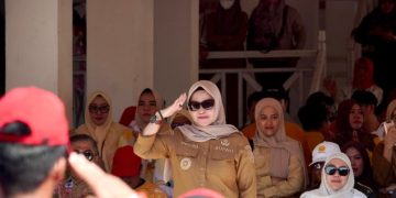 Gerak Jalan HUT RI ke-81 di Barru Meriah, Bupati Andi Ina Turun Berbaur hingga Traktir Es Krim Peserta