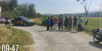Polsek Balusu Cek 20 Hektare Sawah Kekeringan, Petani Butuh Tambahan Pompa dan Selang