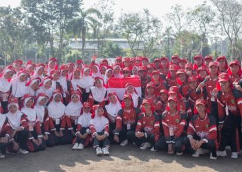 Bupati Barru Serahkan 50 Bendera Merah Putih, Semarak HUT RI ke-81 Makin Bergelora