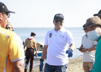 Wabup Abustan Ajak Pramuka Barru Peduli Lingkungan Lewat Aksi Bersih Pantai Polejiwa