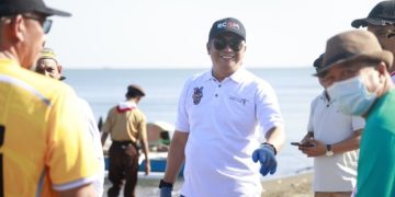 Wabup Abustan Ajak Pramuka Barru Peduli Lingkungan Lewat Aksi Bersih Pantai Polejiwa