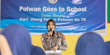 Polwan Polres Barru Edukasi Pelajar SMPN 1 tentang Pertemanan Sehat dan Batasan Diri