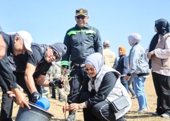Bhayangkara Off Road Merdeka Peduli di Barru Tanam Pohon dan Salurkan Sembako