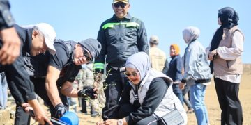 Bhayangkara Off Road Merdeka Peduli di Barru Tanam Pohon dan Salurkan Sembako